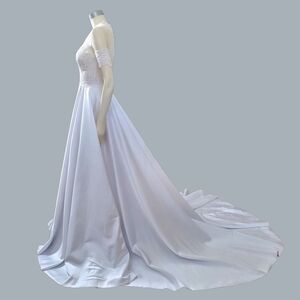 The Only Bride Womens Lacy Long Train Wedding Dress Size Small